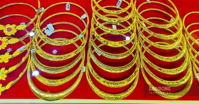 Vàng thế giới phục hồi, tiến sát mốc 2.400 USD/ounce
