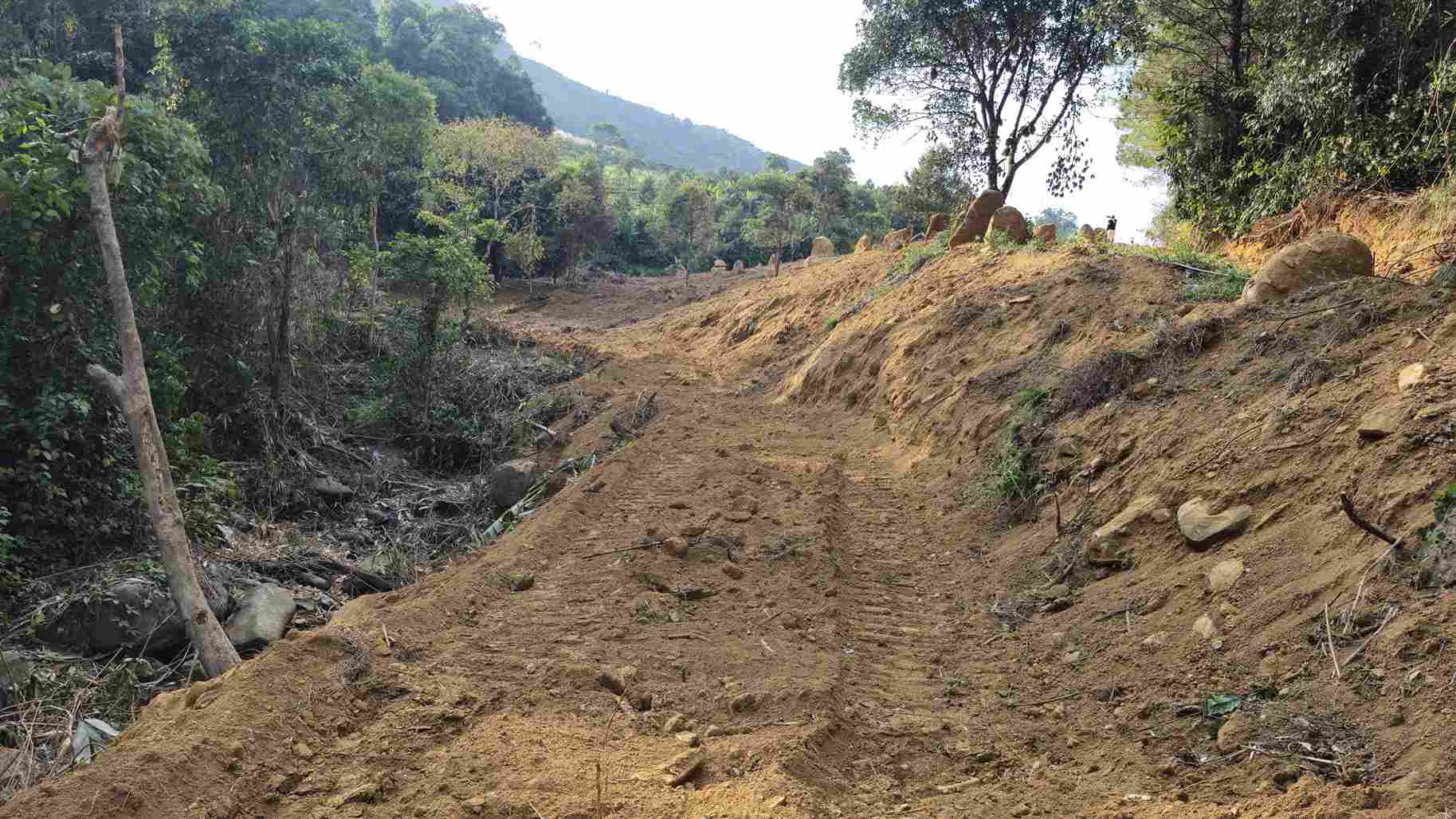 Scene of leveling forestry land and natural streams on Bao Loc Pass. Photo: Phuc Khanh