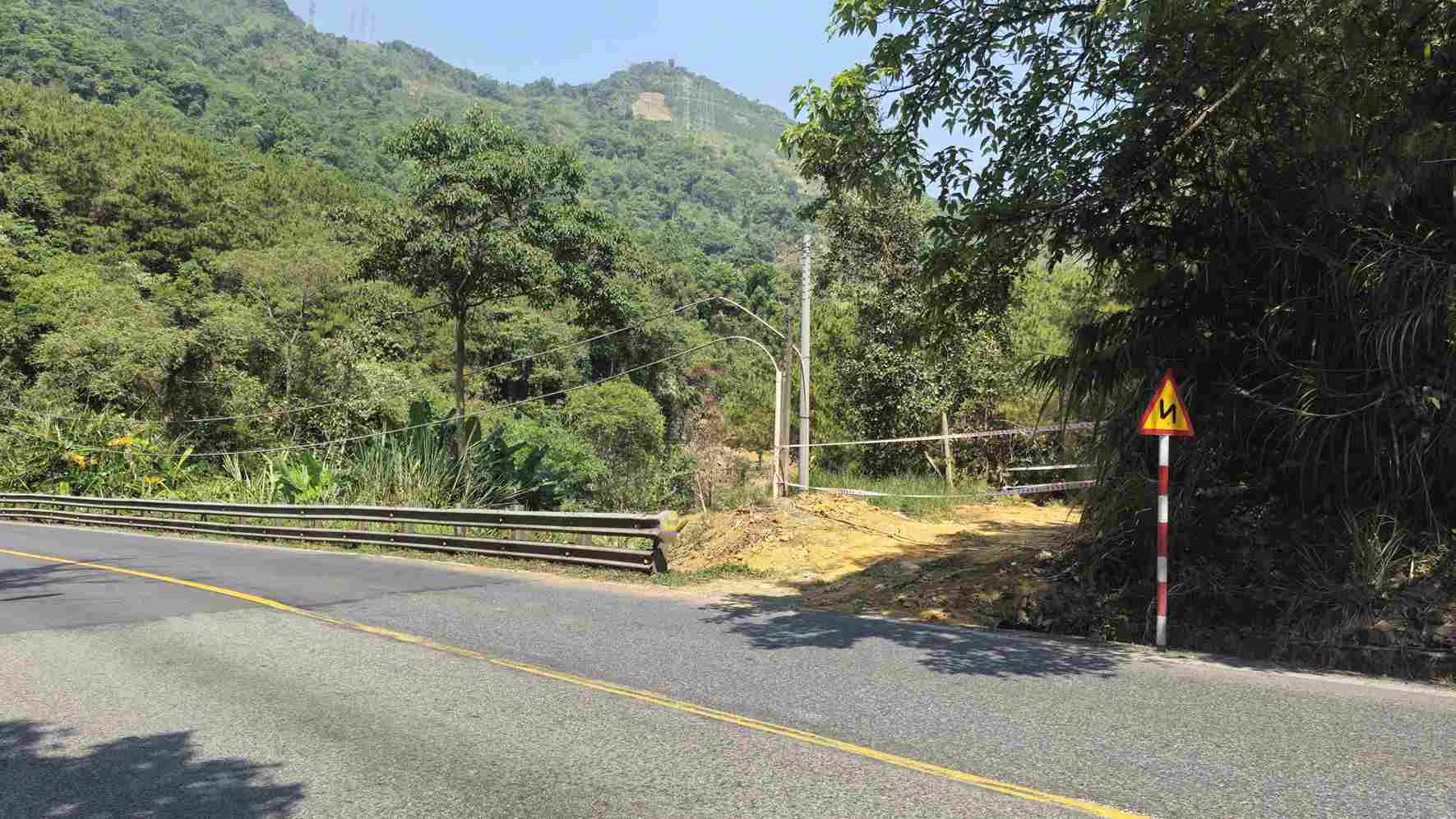 Cơ quan chức năng phong tỏa hiện trường khu vực san gạt, đào múc để điều tra, kiên quyết xử lý nghiêm các vi phạm. Ảnh: Phúc Khánh 