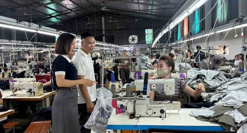Vinh Phu Ward Trade Union visited and worked at GSI Vina Co., Ltd. to grasp the living and working situation of workers. Photo: Nghe An Trade Union