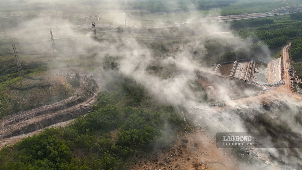 Bãi rác bốc cháy âm ỉ nhiều ngày khiến môi trường bị ảnh hưởng. Ảnh: Nguyễn Luân
