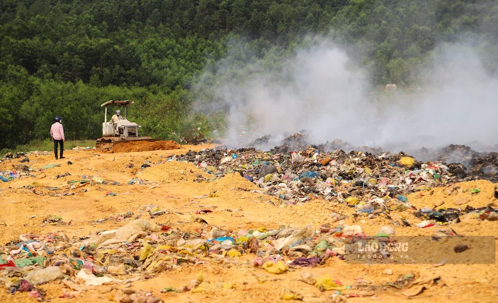 Lực lượng chức năng tích cực dập lửa. Ảnh: Nguyễn Luân