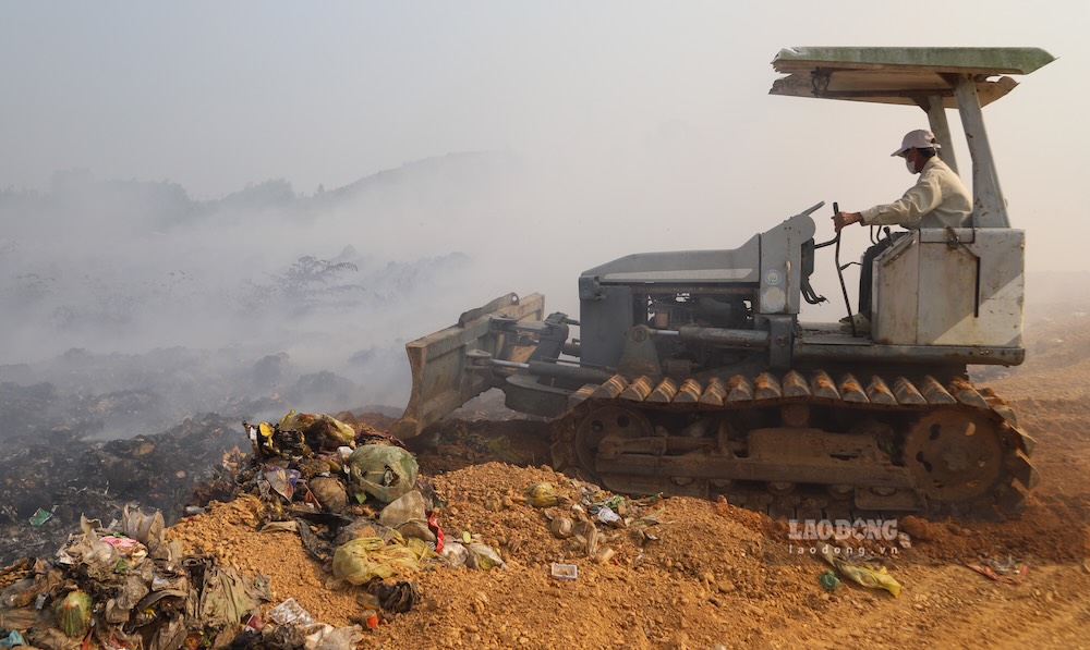 In the process of thoroughly handling the fire, the centralized landfill in Quang Ninh commune will temporarily stop receiving garbage until the incident is resolved. Photo: Nguyen Luan