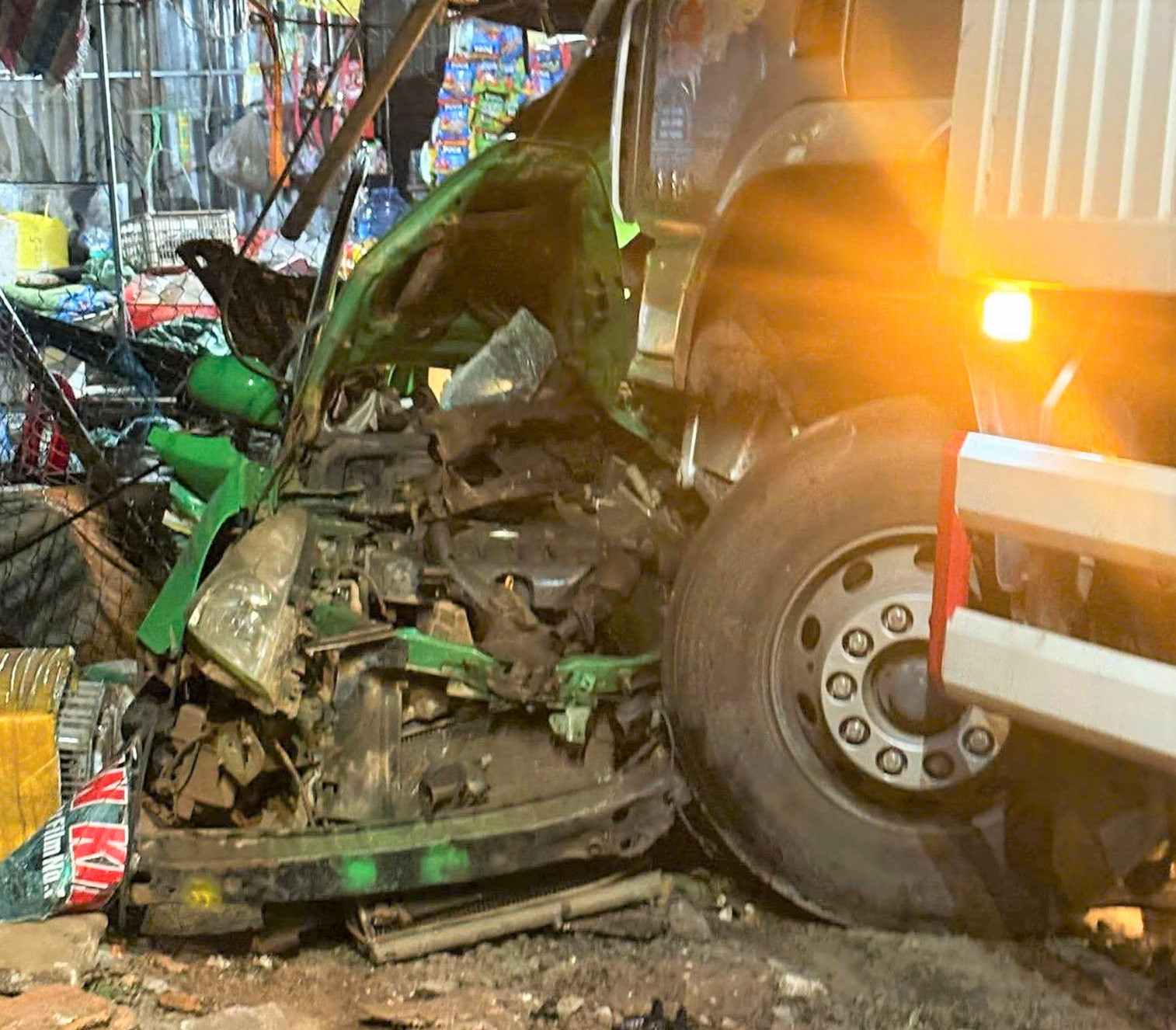 タクシーがトラックに衝突されて変形し、運転手が死亡。写真:クアン・ヴー