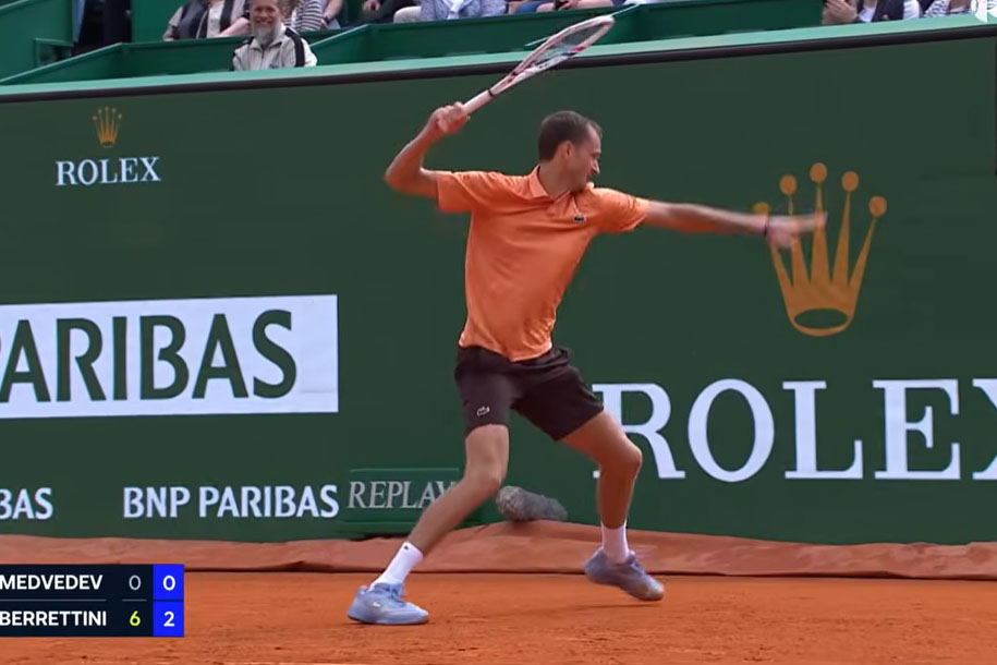 Daniil Medvedev couldn't keep calm when he repeatedly smashed his racket in the loss to Berrettini at Monte Carlo Masters 2026. Photo: Cut from video