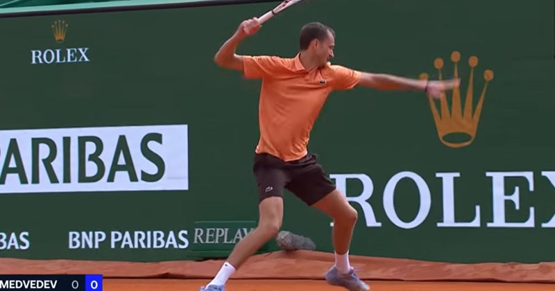 Medvedev liên tục đập vợt sau khi thua 0-6
