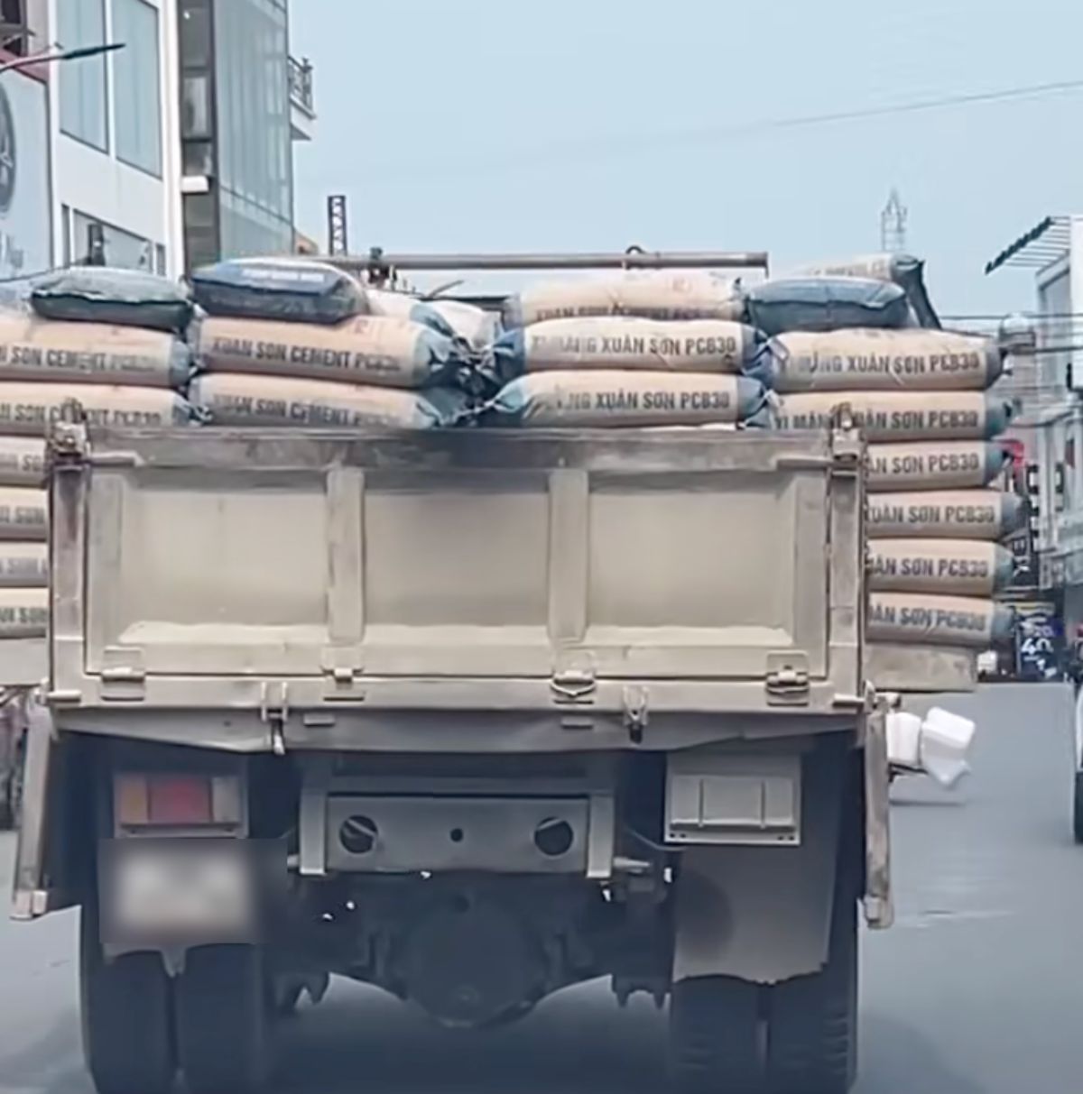 Trucks carrying goods exceeding the width of the truck bed circulate on National Highway 21 in Hai Hau commune, Ninh Binh province. Photo: Cut from clip