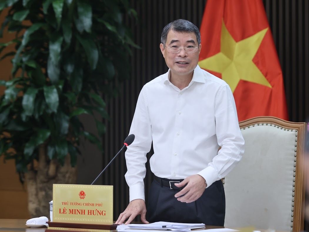 Politburo member, Prime Minister Le Minh Hung requested that before April 20, ministries must submit plans to reduce administrative procedures and business conditions. Photo: VGP