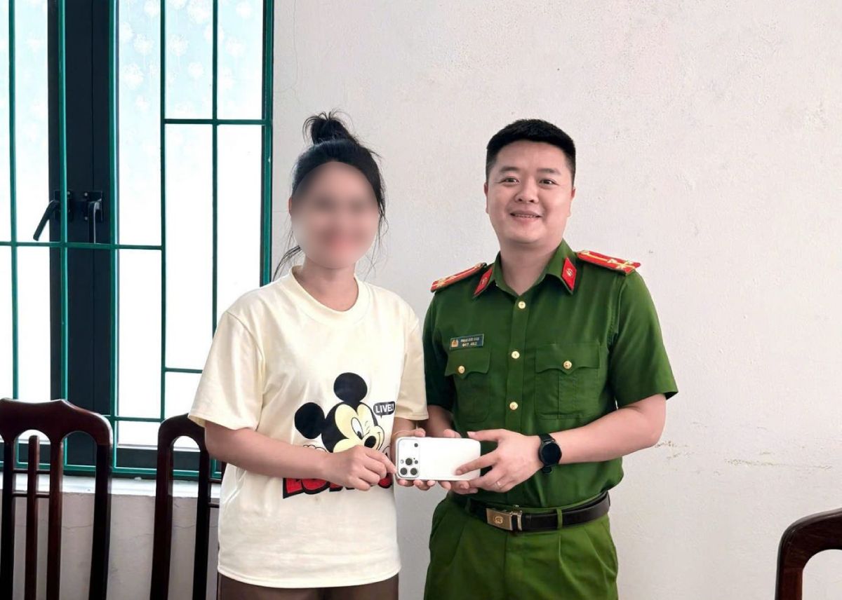 Police agency returns the phone to Ms. T.'s relatives. Photo: Ninh Binh Police