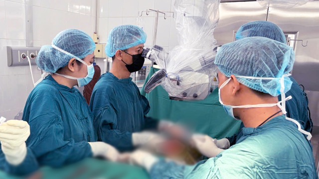 Doctors successfully operate on the patient. Photo: BVCC