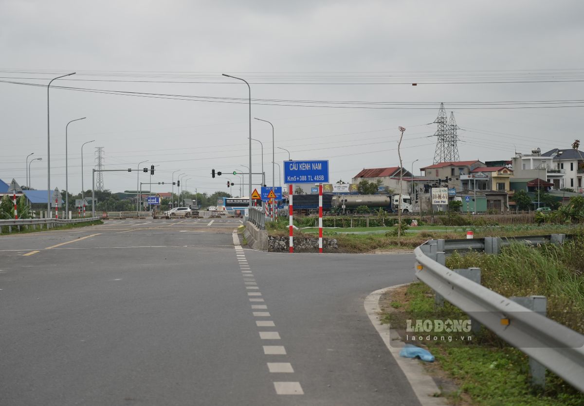 Provincial road 485B is blocked by a level crossing, not yet smoothly circulated. Photo: Luong Ha
