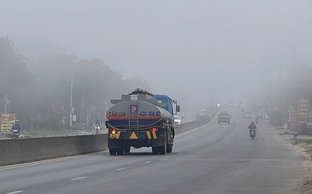 濃霧が発生し、クアンチ省の道路の視界を悪くしています。写真:グエン・ルアン
