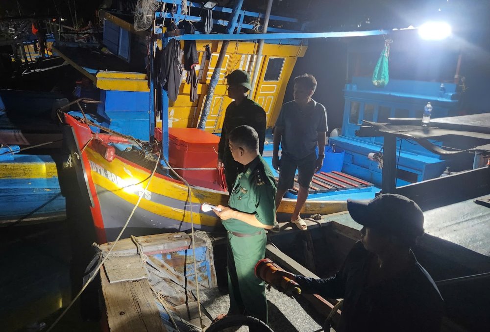 Lực lượng chức năng tổ chức tìm kiếm ngư dân mất tích. Ảnh: Phạm Duy