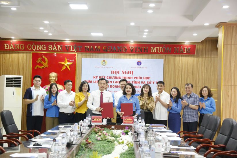 Lang Son Provincial Labor Federation and Department of Health sign a new phase cooperation program. Photo: Khanh Linh