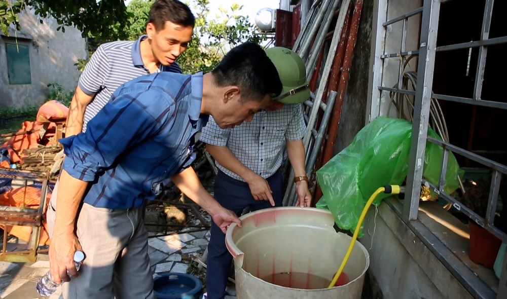 Recommend people to proactively kill mosquitoes to prevent dengue fever in Ha Tinh. Photo: Tran Tuan