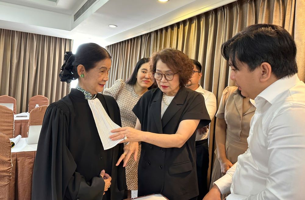 Các luật sư trải nghiệm mặc thử bộ trang phục mẫu. Ảnh: Anh Tú