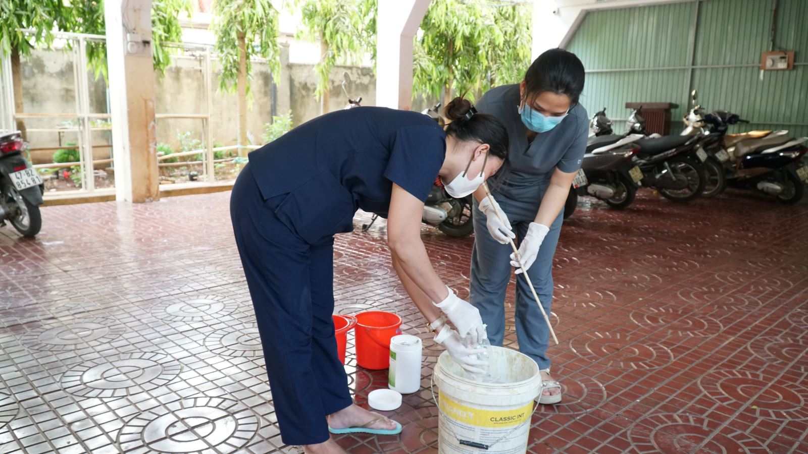 Buon Ma Thuot Ward Health Station guides schools on how to mix solutions and clean surfaces at schools as well as in residences. Photo: Quang Nhat