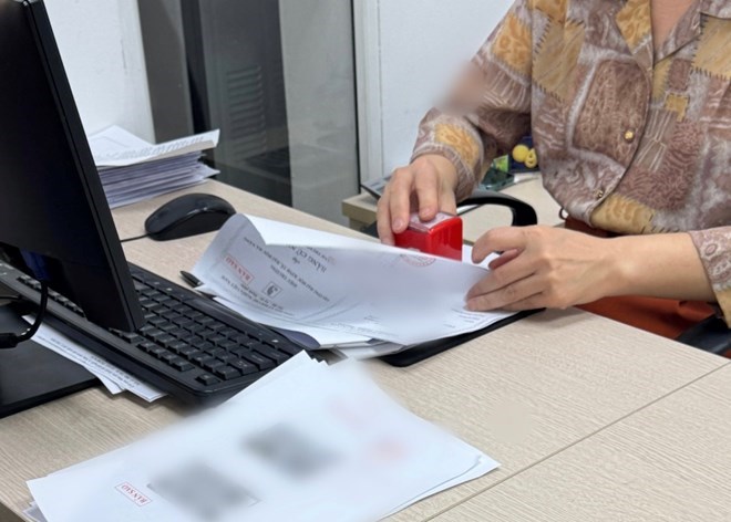The proposal for new regulations on the authority to notarize real estate transactions is mentioned in the Law amending and supplementing a number of articles of the Law on Notarization. Photo: Tri Minh