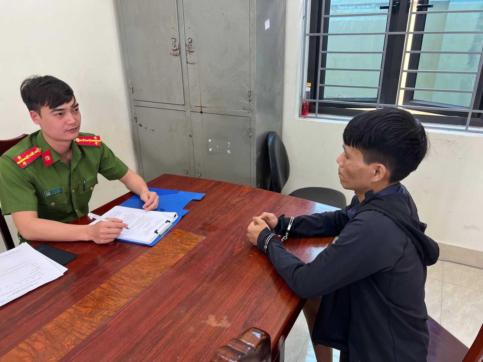 La policía de la comuna de Nam Thai Ninh descubrió y detuvo in fraganti a 2 sujetos por posesión ilegal de drogas. Foto: Policía de la provincia de Hung Yen