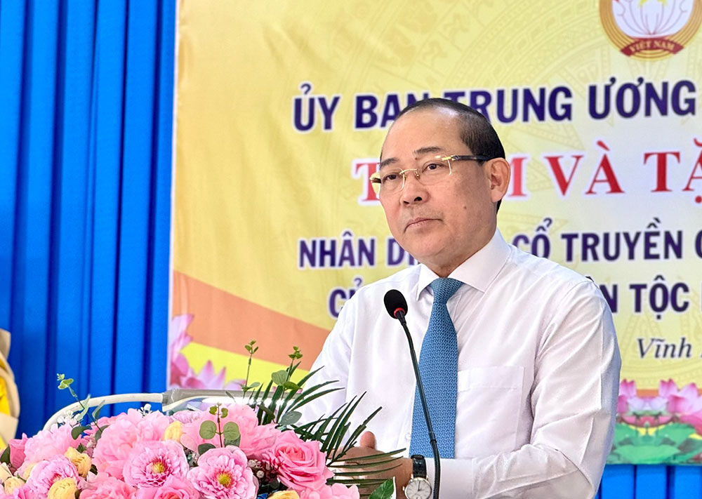 Mr. Hoang Cong Thuy - Vice Chairman of the Central Committee of the Vietnam Fatherland Front speaks and wishes Tet to Khmer people. Photo: Hoang Loc