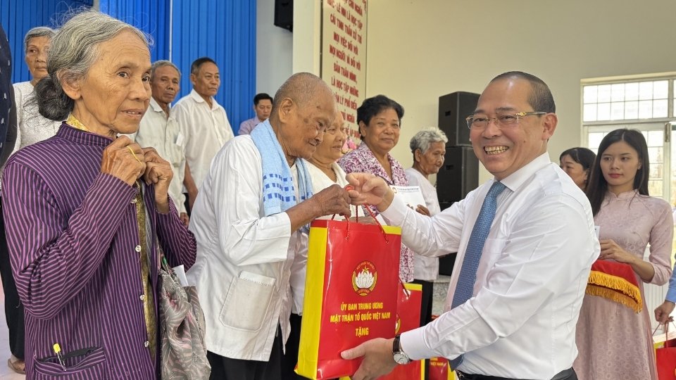 Ông Hoàng Công Thủy – Phó Chủ tịch Ủy ban Trung ương MTTQ Việt Nam trao quà cho đồng bào Khmer tại chương trình. Ảnh: Hoàng Lộc