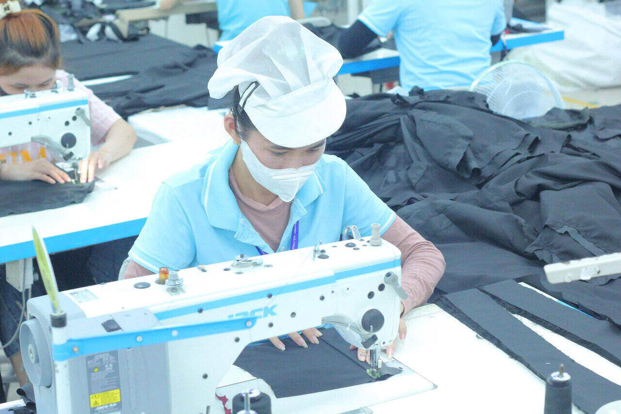 Union members and workers of Thuyen Nguyen Import-Export Co., Ltd. in Tinh Phong Industrial Park, Quang Ngai province during working hours. Photo: Dong Giang