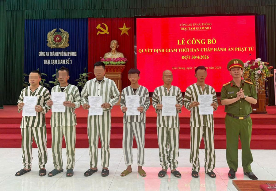 Công an thành phố trao quyết định giảm thời hạn chấp hành án phạt tù đợt 30.4.2026 cho các phạm nhân. Ảnh: Công an Hải Phòng
