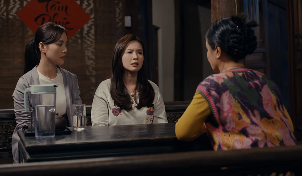 Mai khó chịu khi bị dì Tính nhắc chuyện kết hôn. Ảnh: VFC.