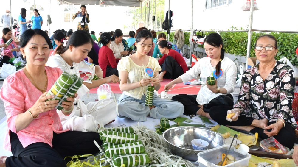 Các đội sôi nổi thi gói bánh. Ảnh: Thu Hương