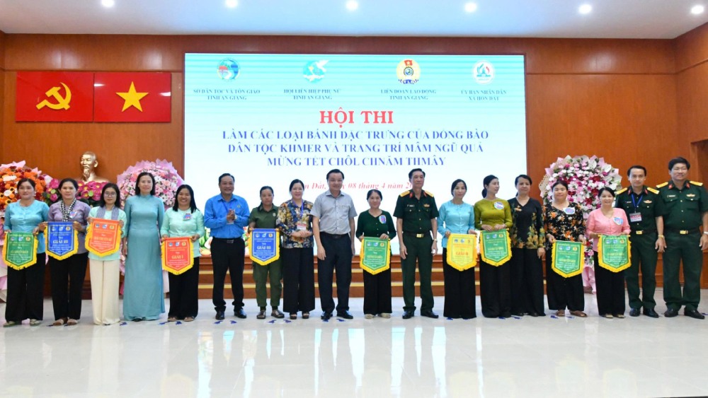 Ban Tổ chức trao giải thưởng cho các đội thi trong chương trình. Ảnh: Thu Hương