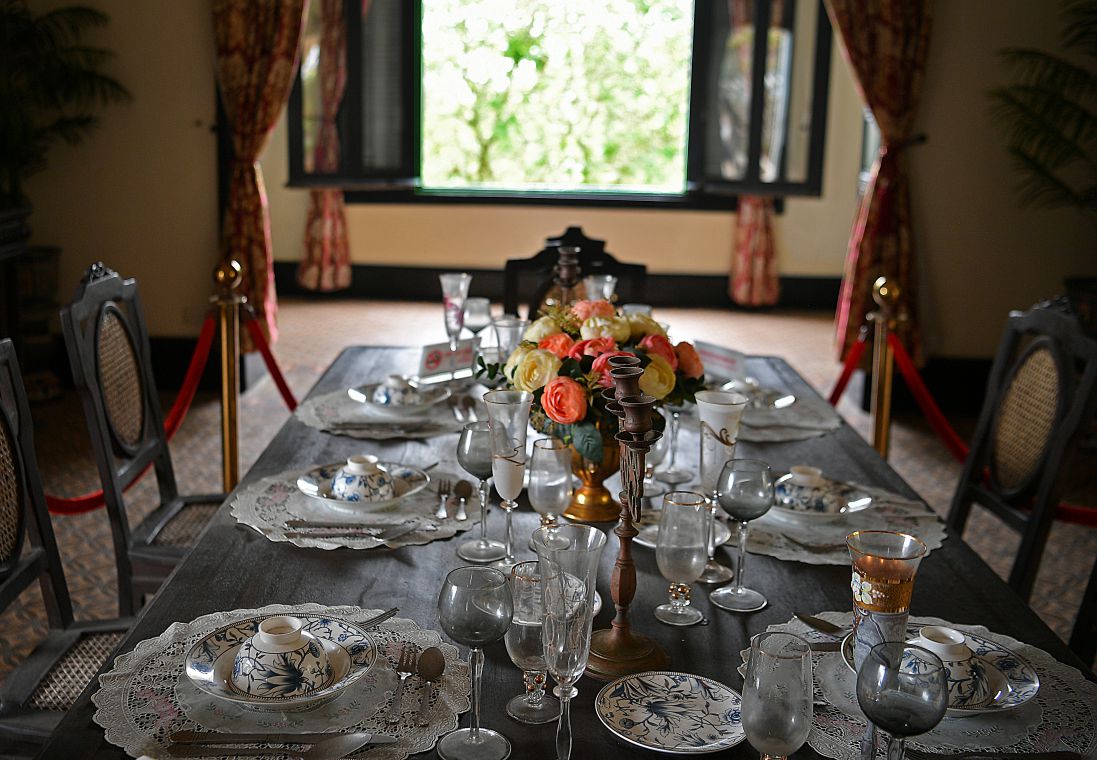 Không gian bàn ăn tại Bạch Dinh, nơi từng phục vụ sinh hoạt của tầng lớp thống trị thời Pháp thuộc. Ảnh: Việt Văn