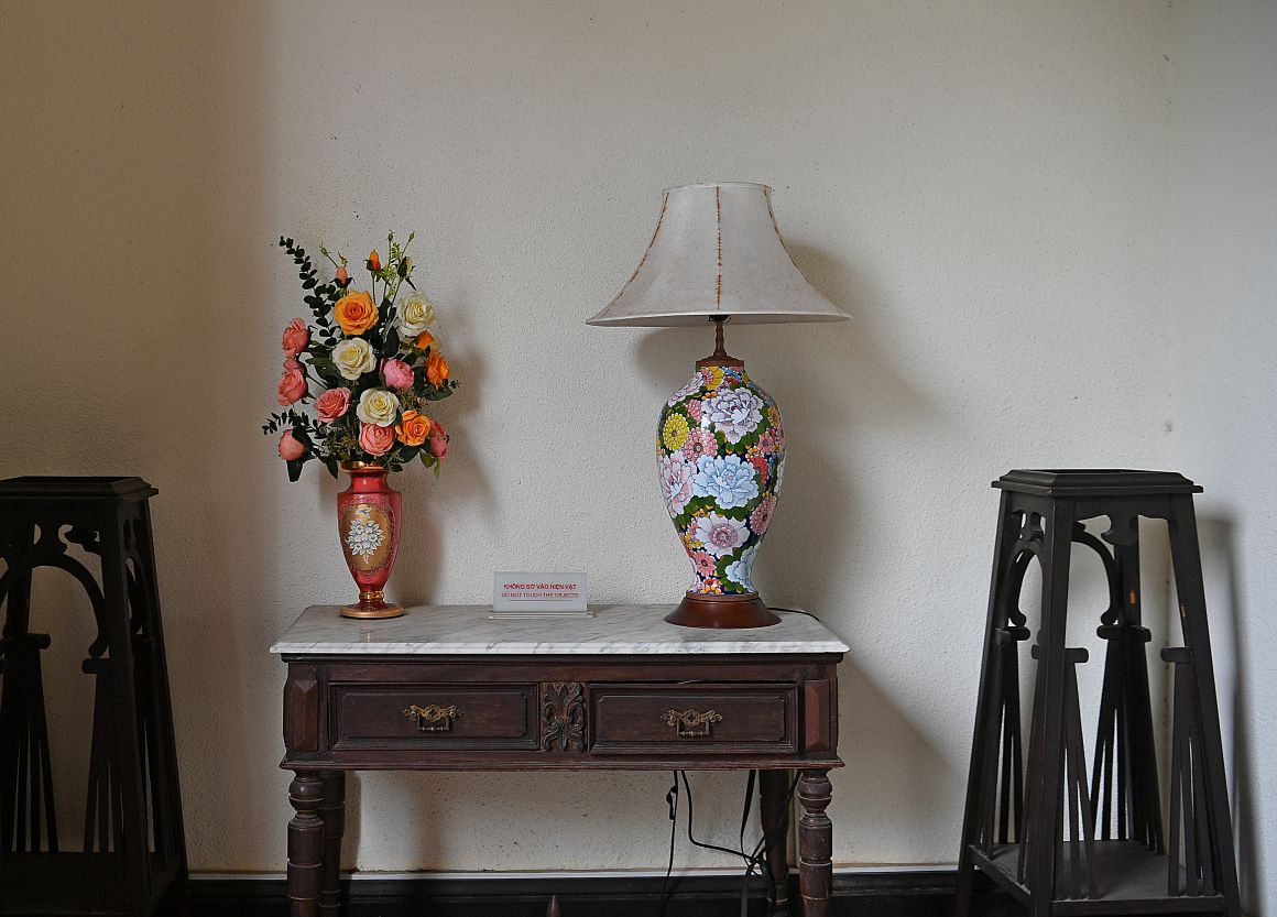 Những vật dụng trang trí tại Bạch Dinh như một lát cắt của đời sống thuộc địa, nơi cái đẹp song hành cùng quyền lực. Ảnh: Việt Văn