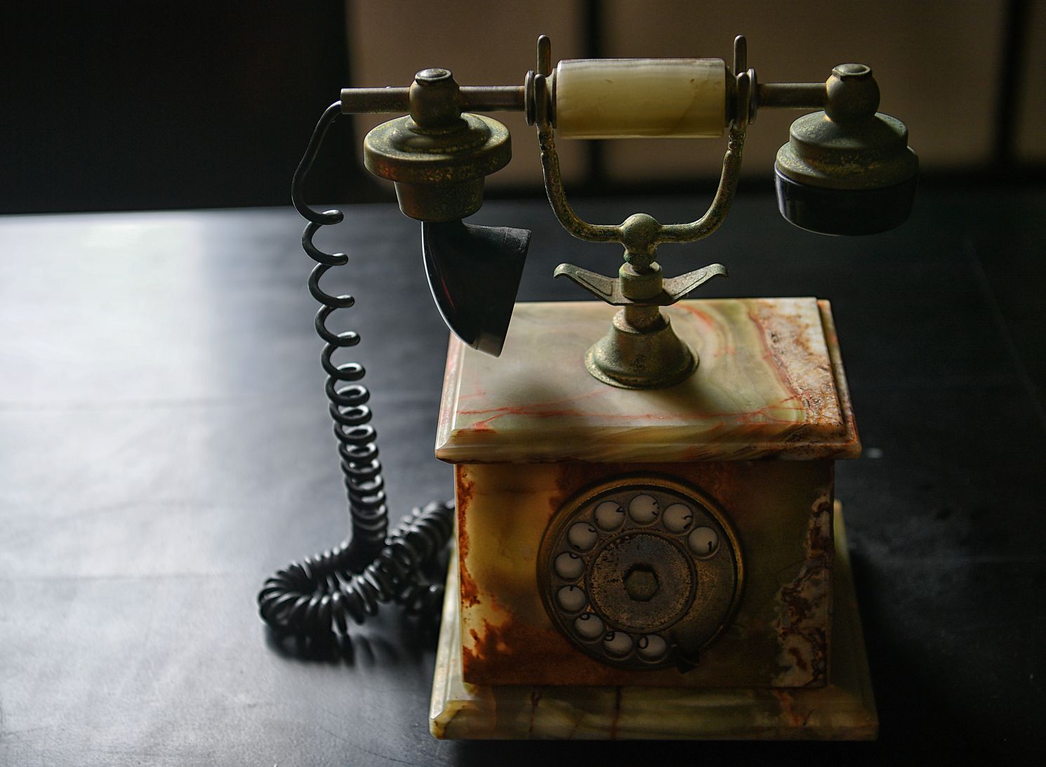 Chiếc điện thoại cổ, một hiện vật phản ánh đời sống sinh hoạt tại Bạch Dinh xưa. Ảnh: Việt Văn