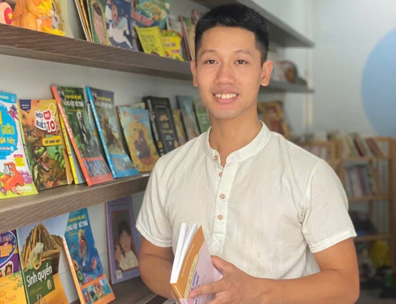 From a rural worker, Mr. Khai devoted himself to building a community library. Photo: Character provided