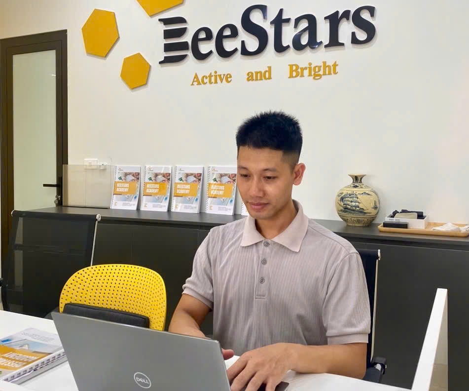 Hoàng Quang Khải miệt mài làm việc, duy trì thư viện giữa guồng quay công việc. Ảnh: Nhân vật cung cấp