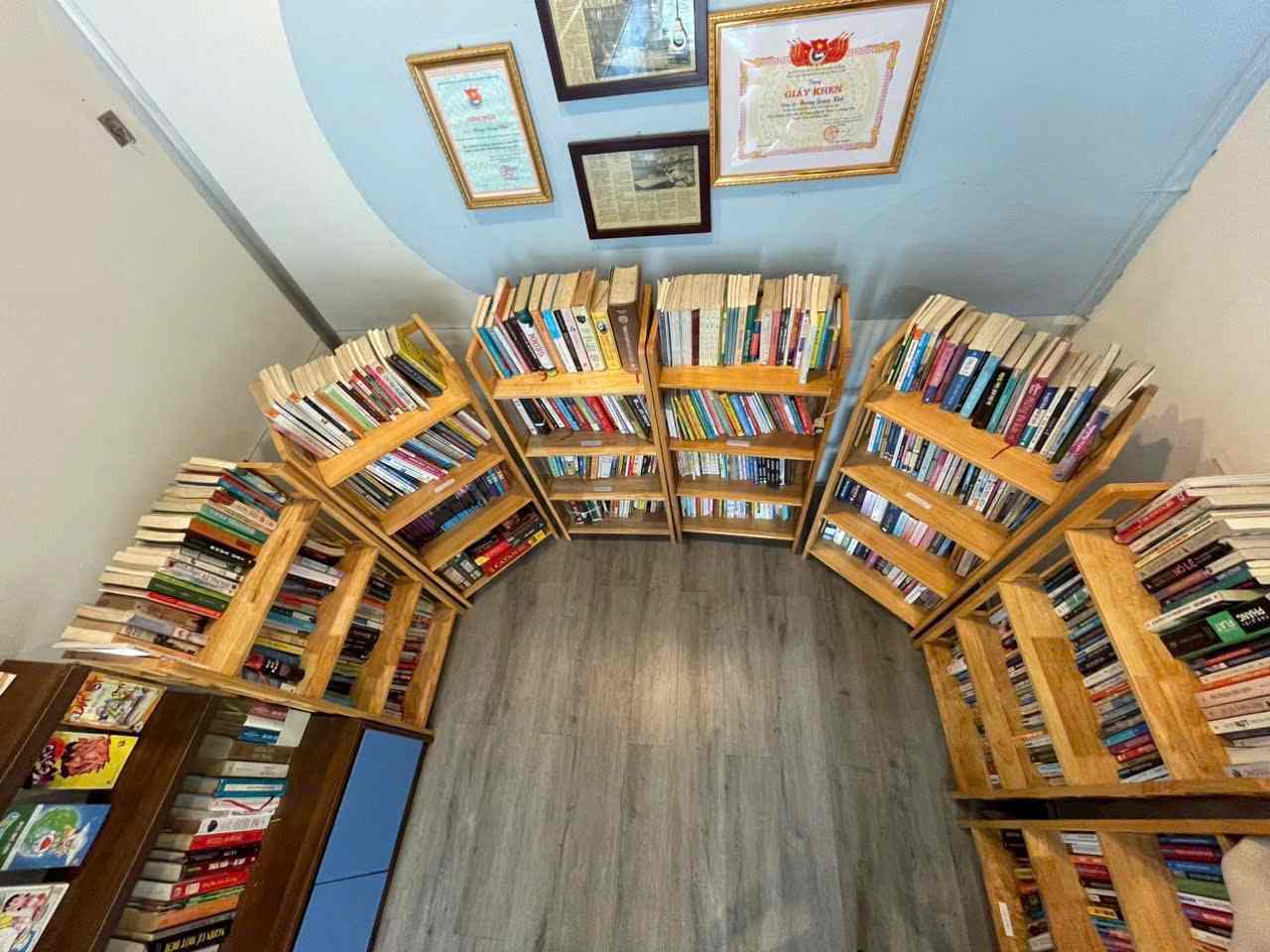 Những cuốn sách được sắp xếp theo chủ đề. Ảnh: Nhân vật cung cấp