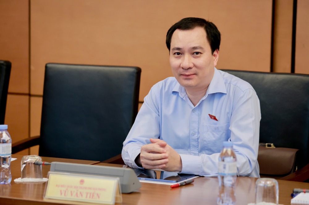 National Assembly Deputy Vu Van Tien (Hai Phong Delegation) contributes opinions on the draft Law amending and supplementing a number of articles of the Law on Notarization. Photo: Pham Dong