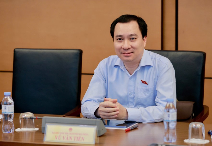 El diputado de la Asamblea Nacional Vũ Văn Tiến (Delegación de Hải Phòng) aporta opiniones sobre el proyecto de Ley de modificación y adición de algunos artículos de la Ley de Notariado. Foto: Phạm Đông