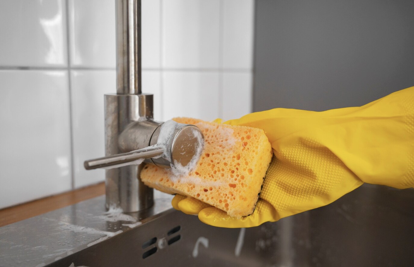 Despite regular cleaning, many familiar items in the kitchen still accumulate dangerous bacteria. Photo: Thuy Duong