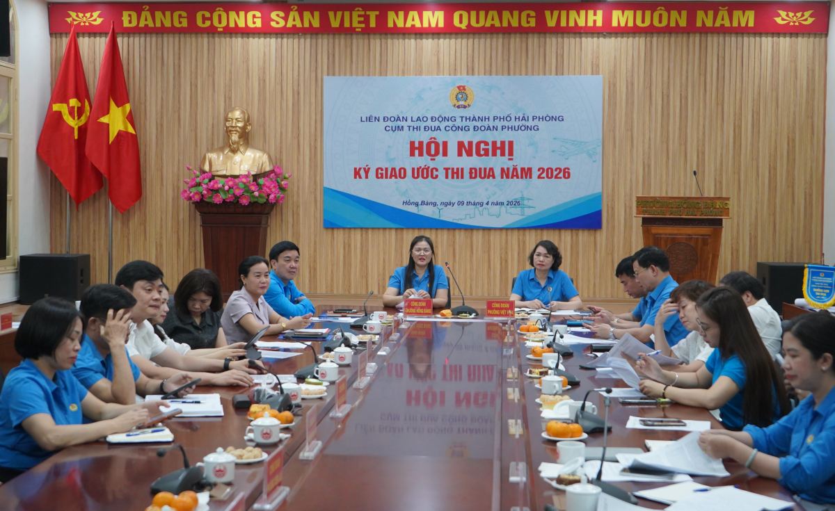 The ward trade union emulation cluster discusses and approves the content of the 2026 agreement. Photo: Mai Dung