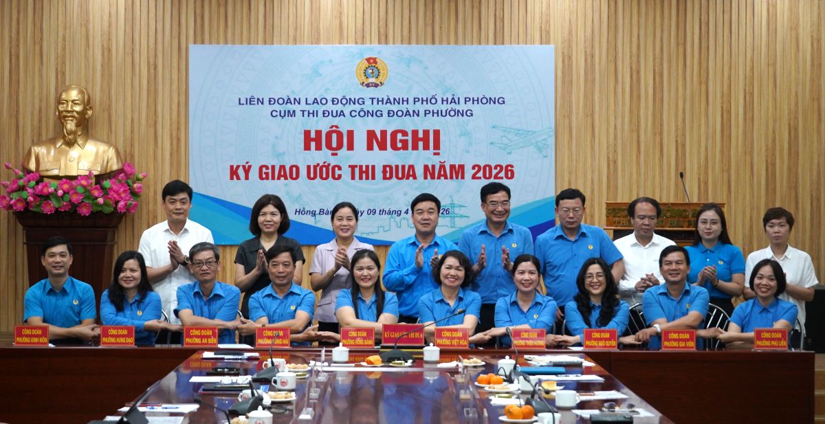 Các đơn vị kí kết giao ước thi đua. Ảnh: Mai Dung