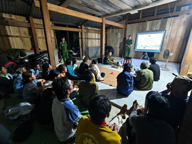 Công an xã Trà Vân, Đà Nẵng đưa pháp luật đến tận nóc đồng bào Xơ Đăng ở vùng xa. Ảnh: CACC