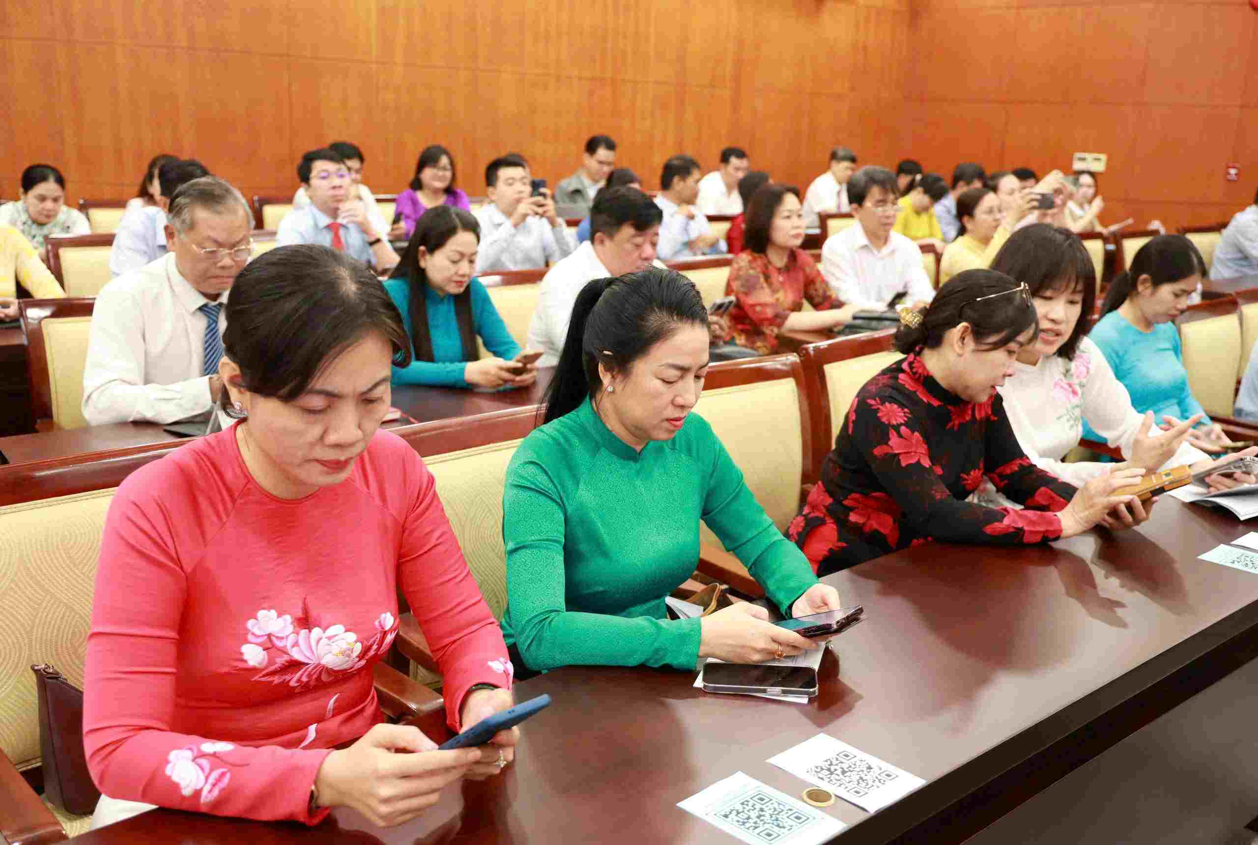 Toàn hội nghị quét mã QR - Cam kết thi đua yêu nước. Ảnh: Minh Tâm