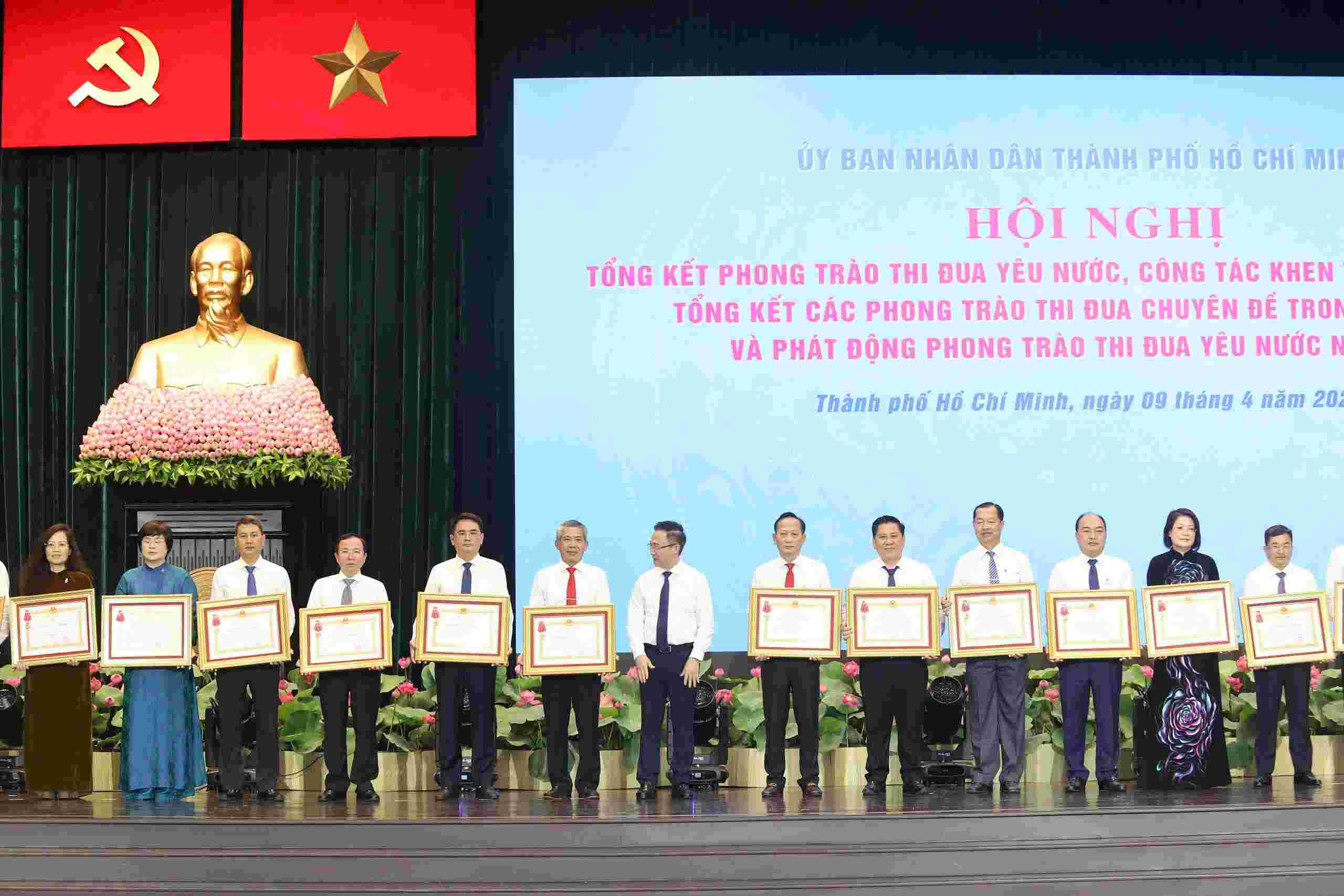 Tuyên dương, khen thưởng các tập thể, cá nhân có thành tích xuất sắc trong phong trào thi đua yêu nước năm 2025. Ảnh: Minh Tâm 