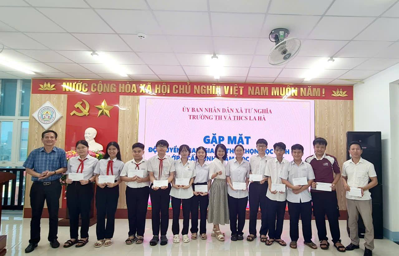 El Comité Popular de la comuna de Tư Nghĩa y la escuela primaria y secundaria La Hà, provincia de Quảng Ngãi, organizan una reunión con el equipo de primaria que participa en el examen para seleccionar estudiantes excelentes de noveno grado a nivel provincial, año escolar 2025-2026. Foto: Nho Vũ