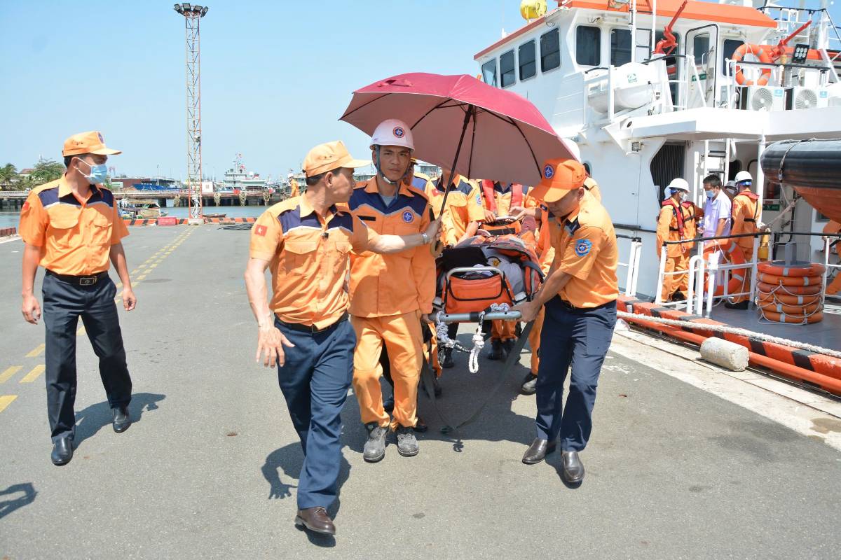 Thuyền viên gặp nạn được hỗ trợ đưa vào bờ an toàn, tiến hành bàn giao theo quy định. Ảnh: Trung tâm 3