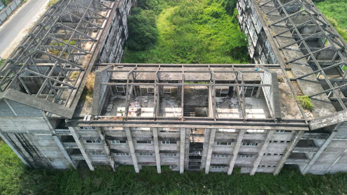 School abandoned, overgrown with weeds. Photo: Minh Tam