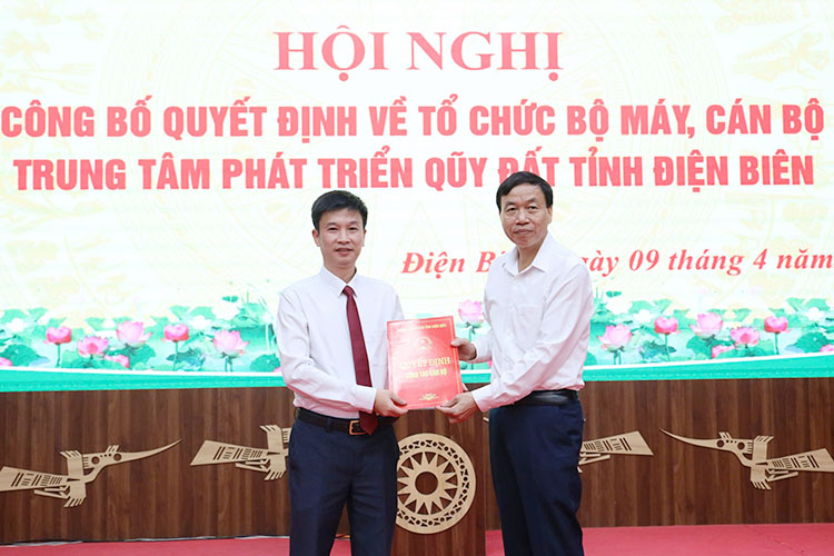 El presidente del Comité Popular Provincial de Điện Biên, Lê Văn Lương, entrega la decisión al Sr. Trần Quốc Long. Foto: Tuyết Anh