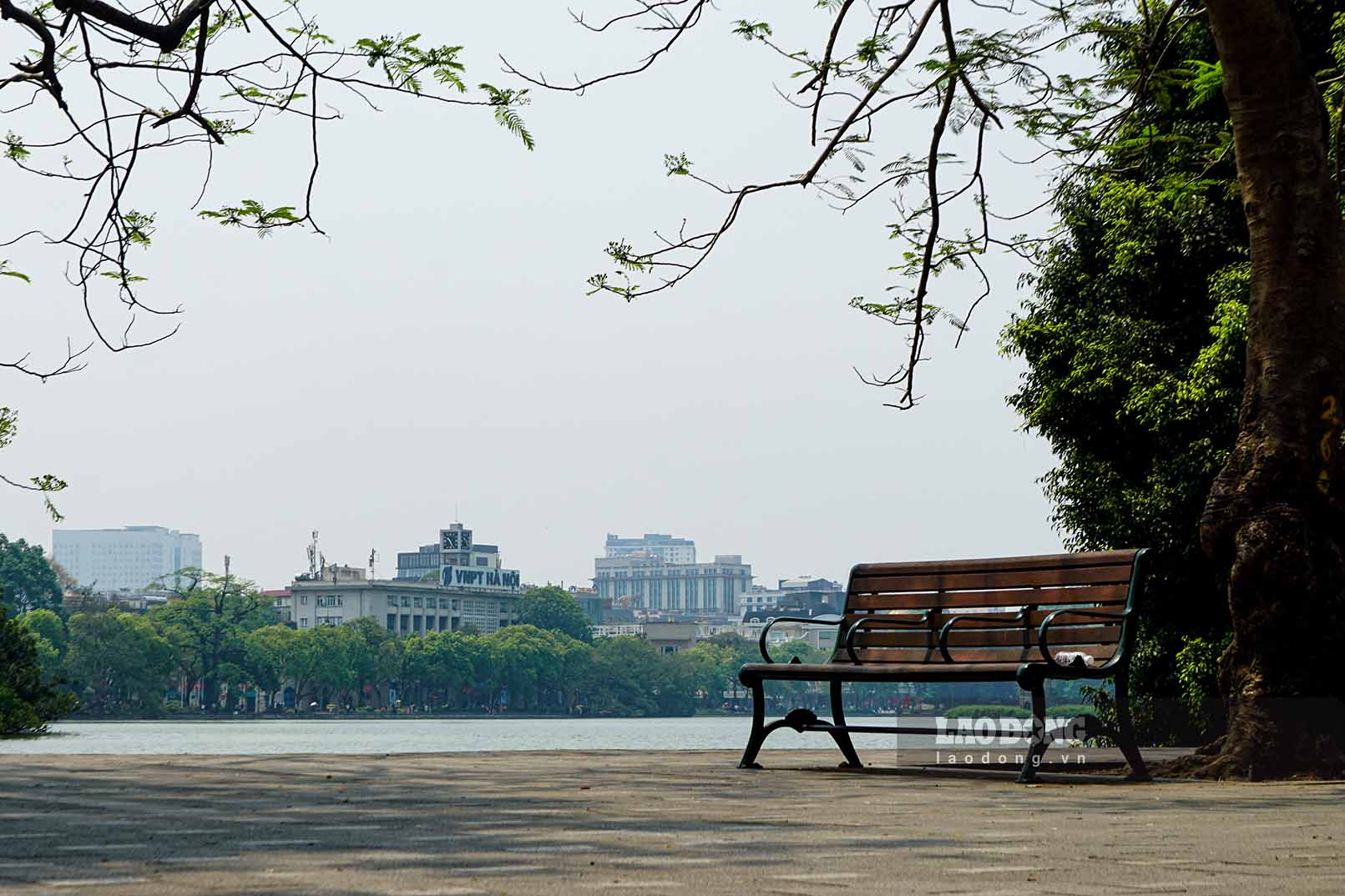 Taking a walk to Hoan Kiem Lake is an ideal activity for families during holidays thanks to the airy space, suitable for walking, relaxing and connecting family members. Photo: Ngoc Thuy