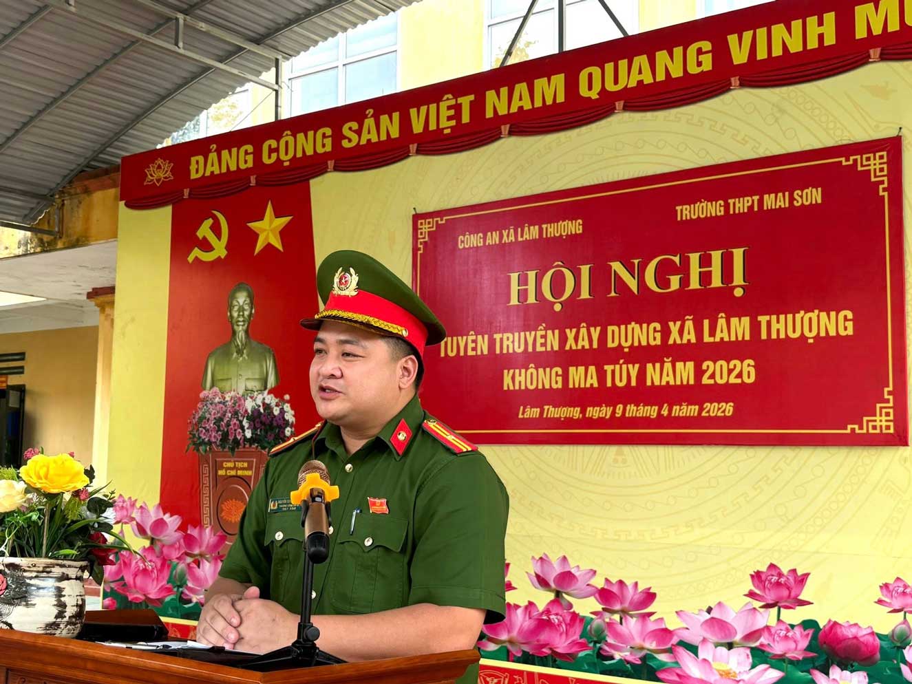 Công an xã tuyên truyền về phòng, chống ma túy tại Trường THPT Mai Sơn. Ảnh: Công an xã Lâm Thượng